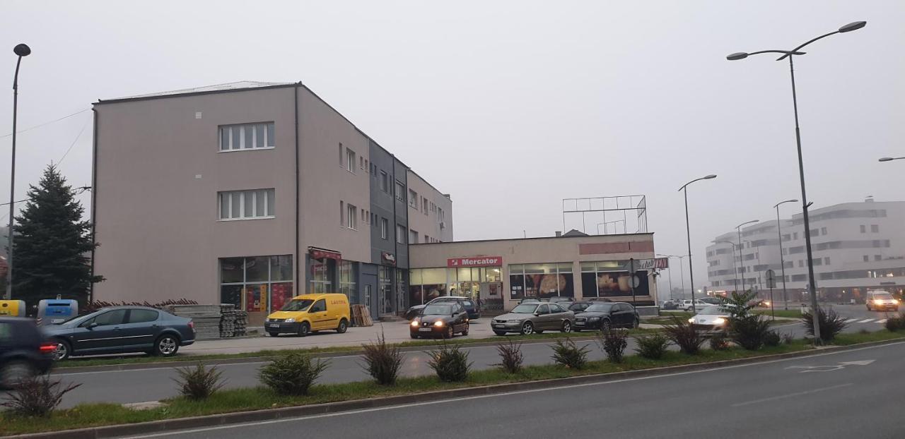 Trosoban Stan U Zenici Apartment Zenica Bagian luar foto